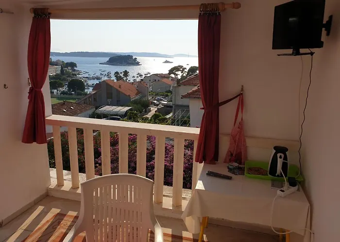 아파트 & Zlatica Hvar